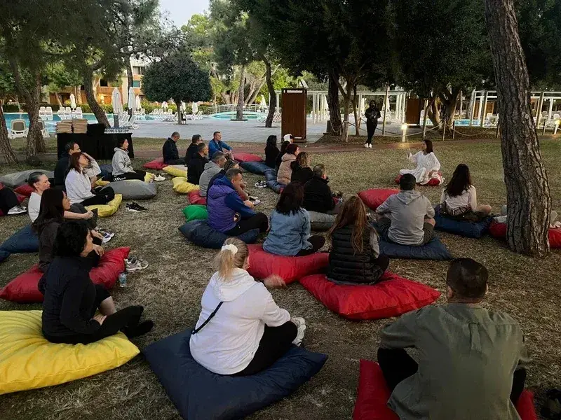 Bahçede renkli oturma minderleri ve puflar