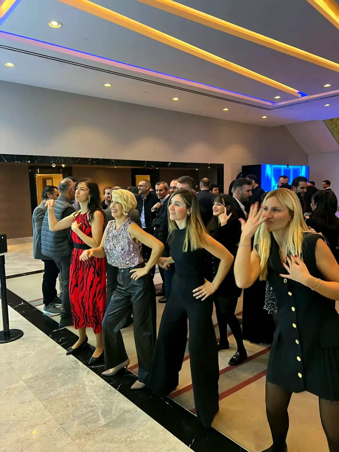 Şirket partisinde dans eden çalışanlar