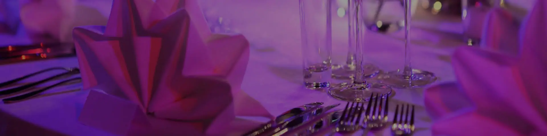 Mor süslemeli gala yemeği masası