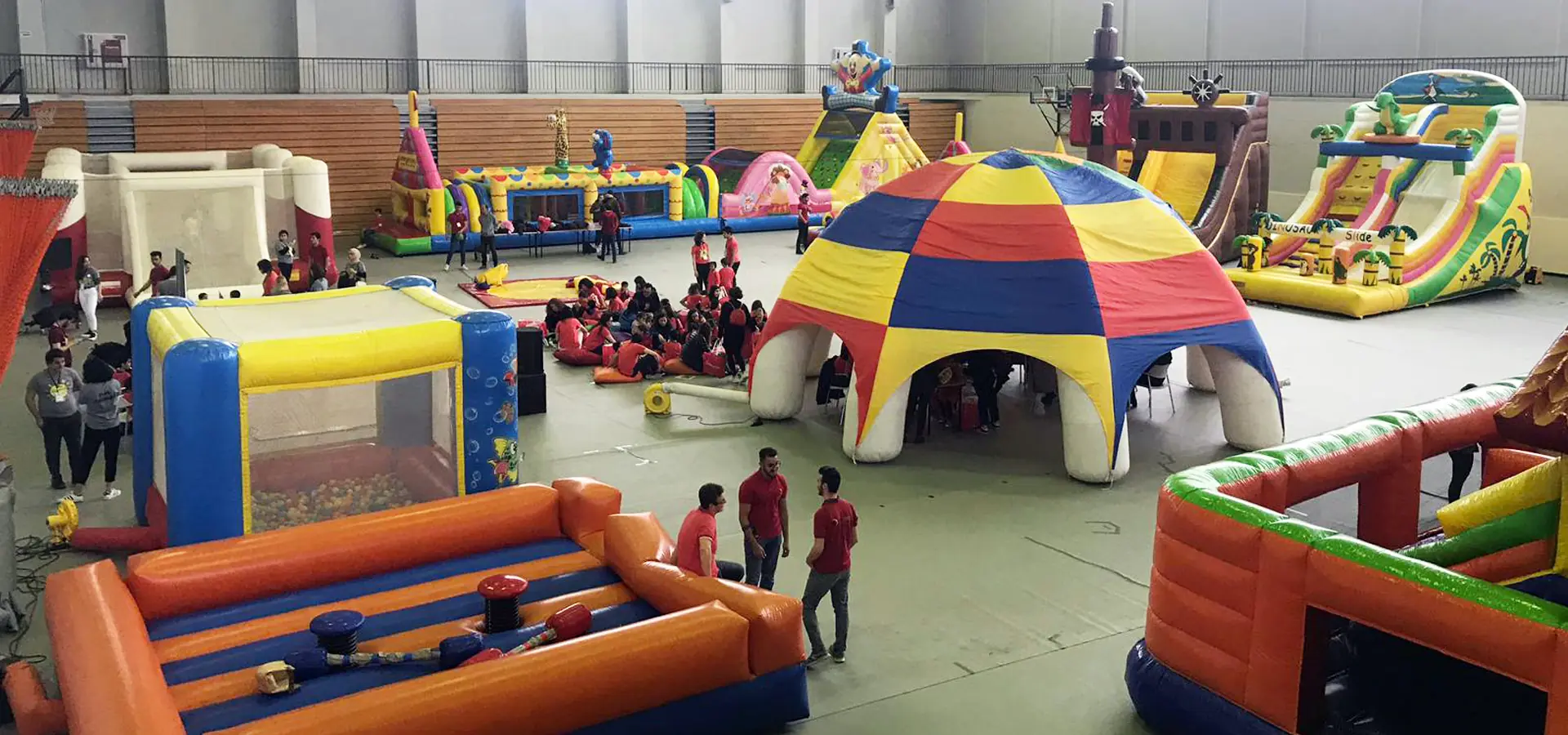 Kapalı spor salonuna kurulmuş şişme oyun parkı