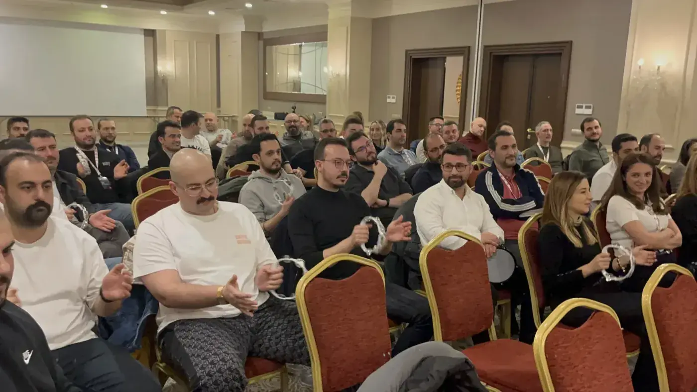 Salonda ritim gösterisine katılan izleyiciler