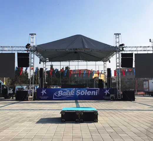 Açık alana kurulmuş çatılı truss sahne ve ses sistemi