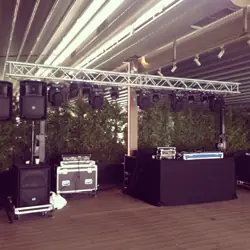 Teras etkinliğinde truss üzerine asılı hoparlörler ve DJ masası
