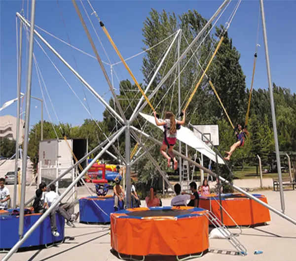 Açık alanda bungee trambolin