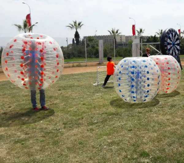 Açık alanda balon futbolu ve şişme dart