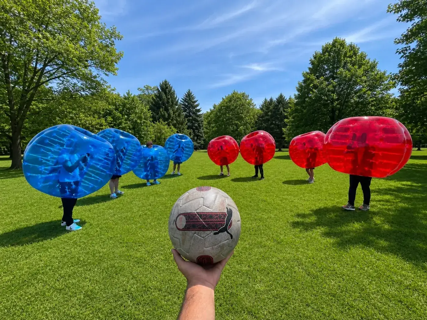 Çimenlikte balon futbolu