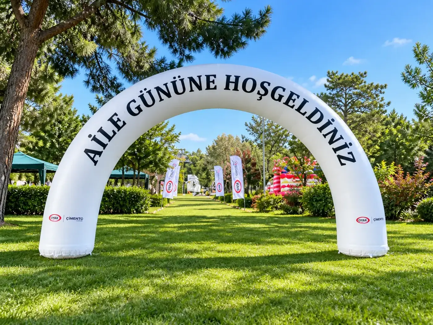 Aile günü girişinde şişme karşılama kapısı