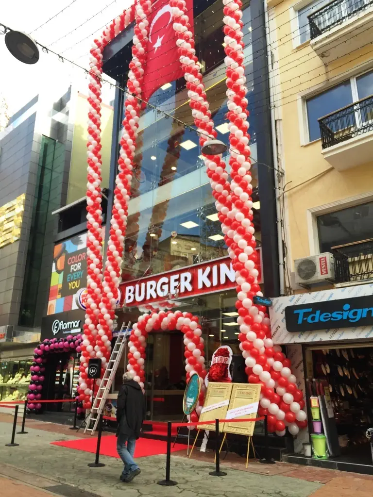 Mağaza açılışında girişe kurulan kırmızı beyaz balon sütunlar