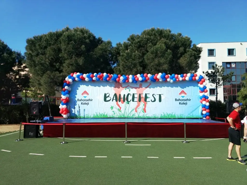 Okul festivali için balonlarla süslenmiş sahne