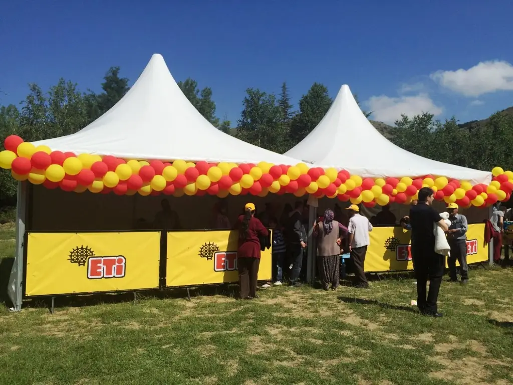 Balon süslemeli beyaz pagoda çadırlar