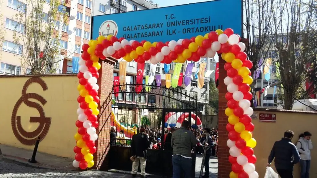 Okul girişine kurulan balon kemer