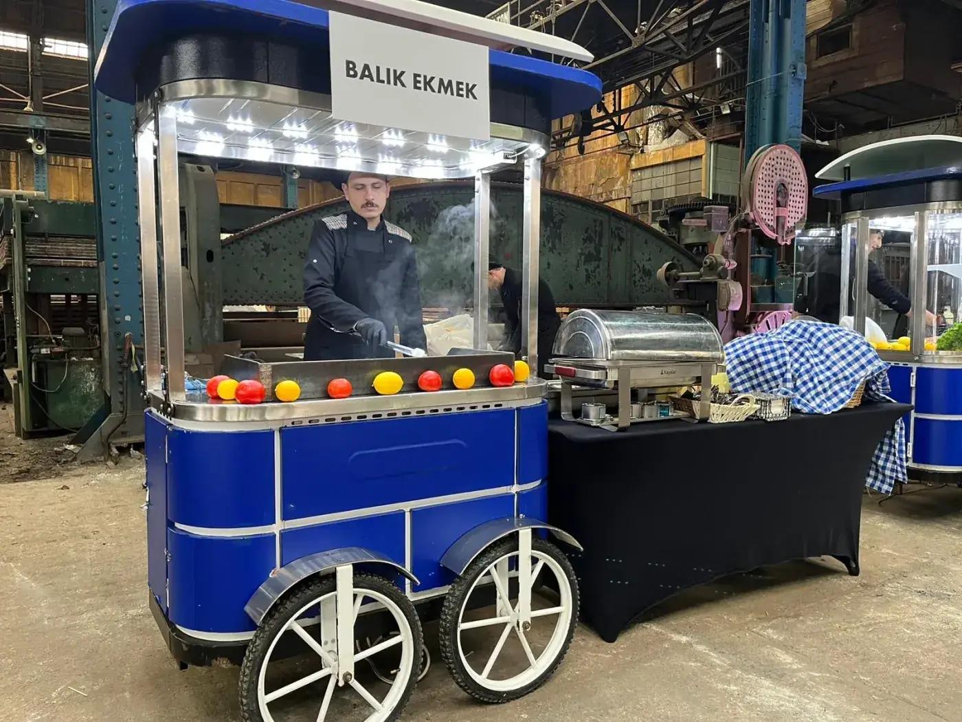 Aşçının hazırladığı balık ekmek arabası