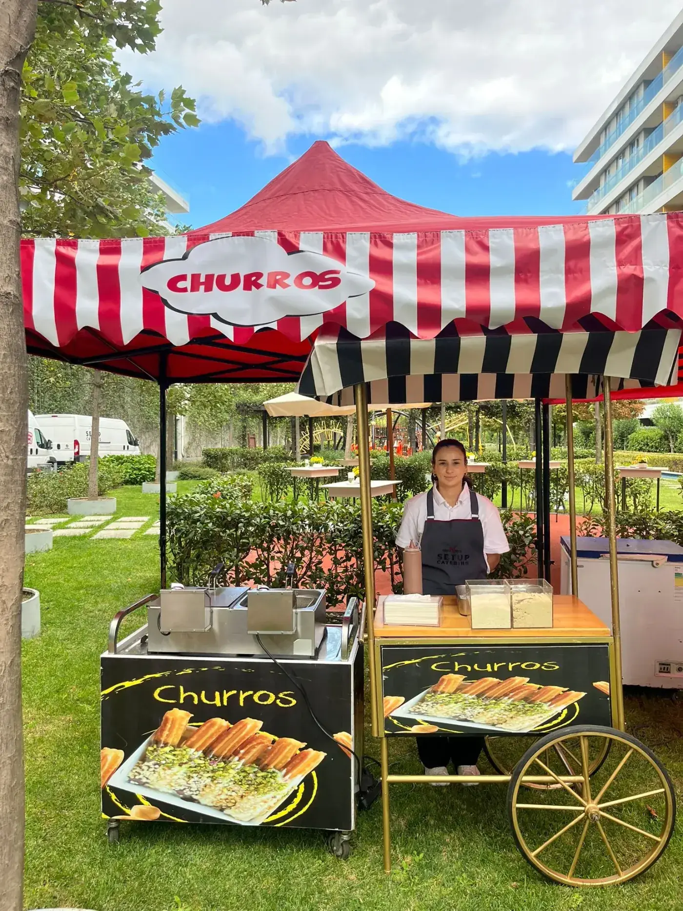 Kırmızı beyaz çizgili tente altında churros arabası