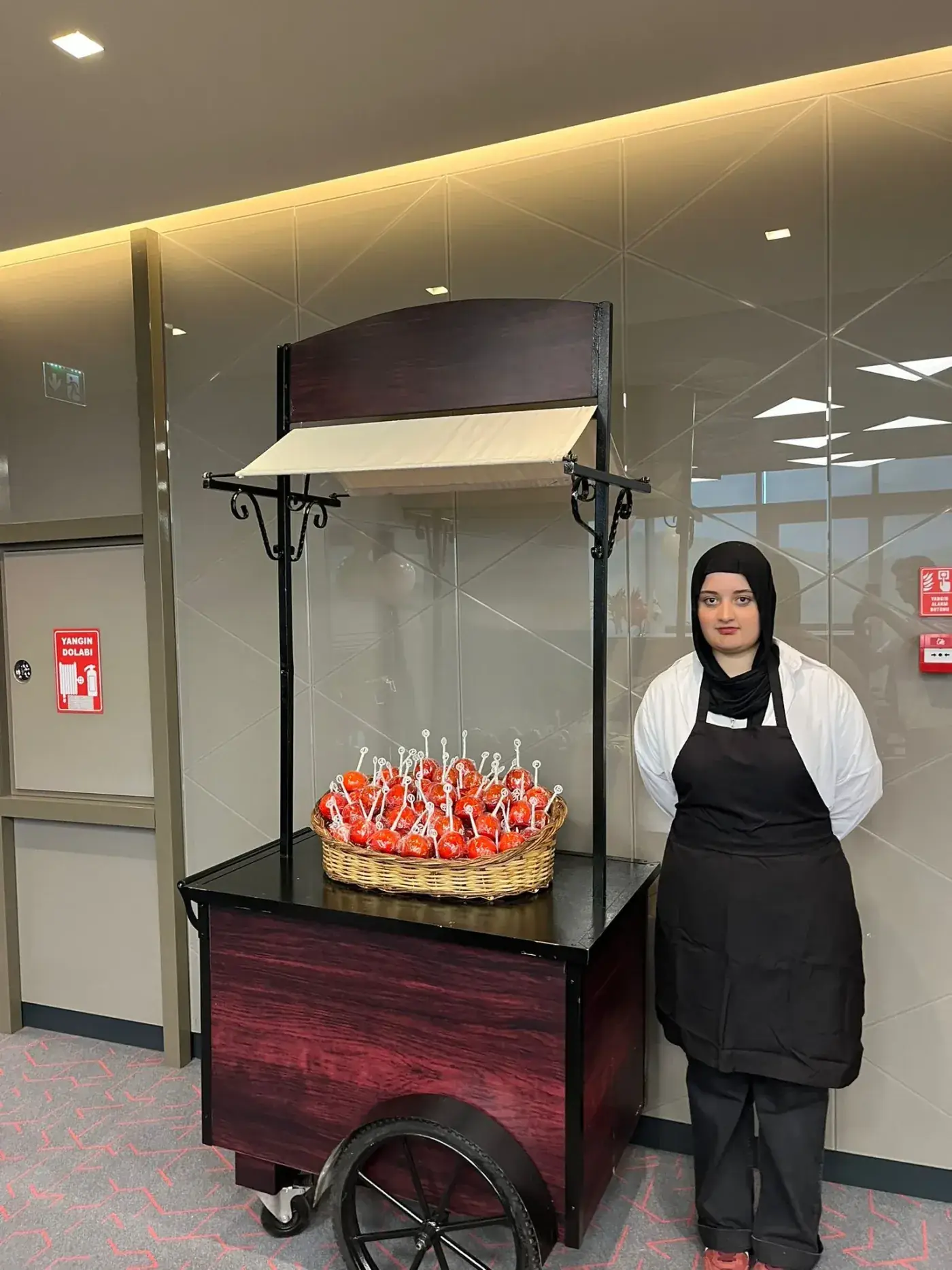 Görevlisiyle birlikte elma şekeri arabası