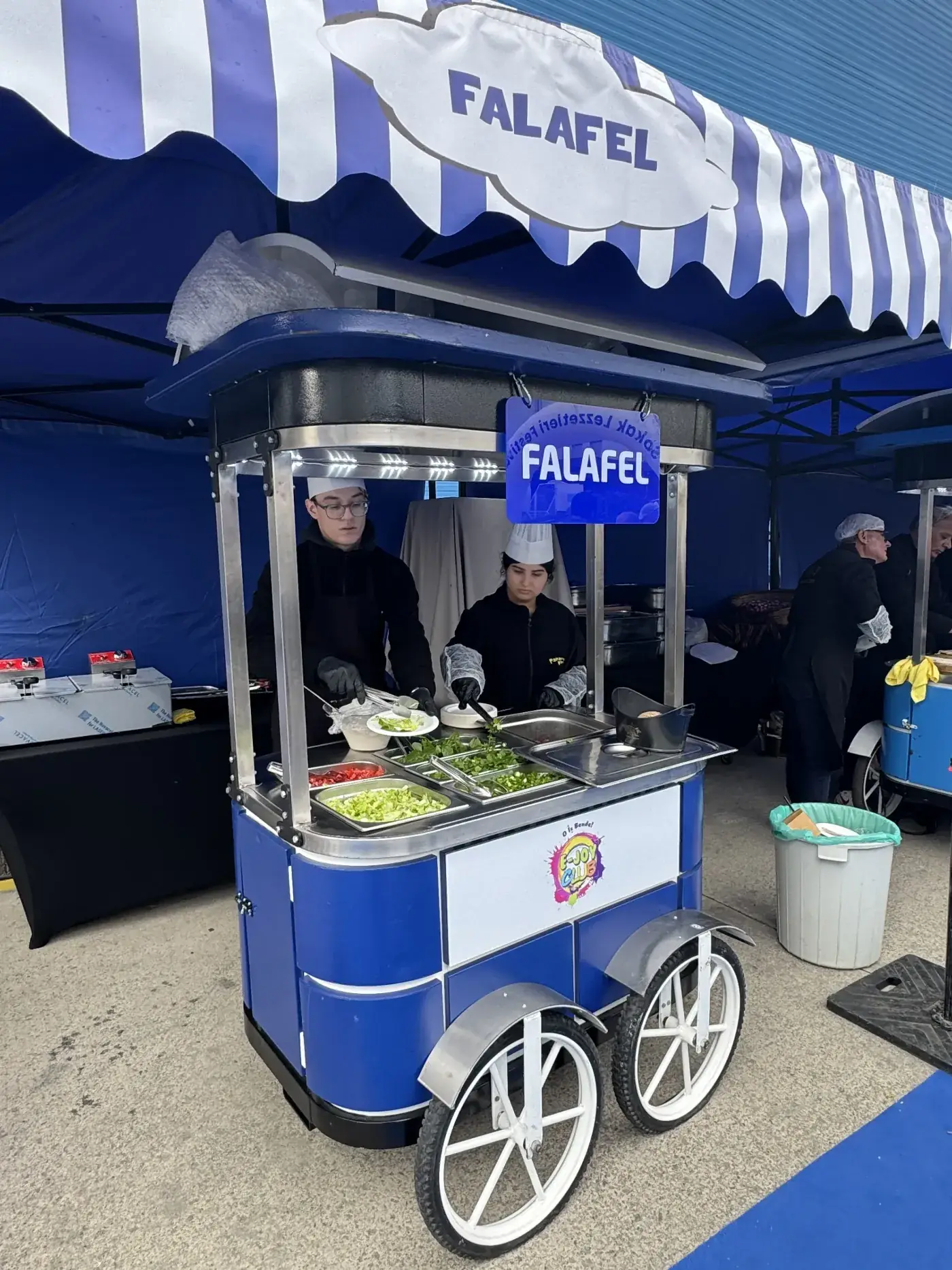 Çizgili tente altında falafel arabası