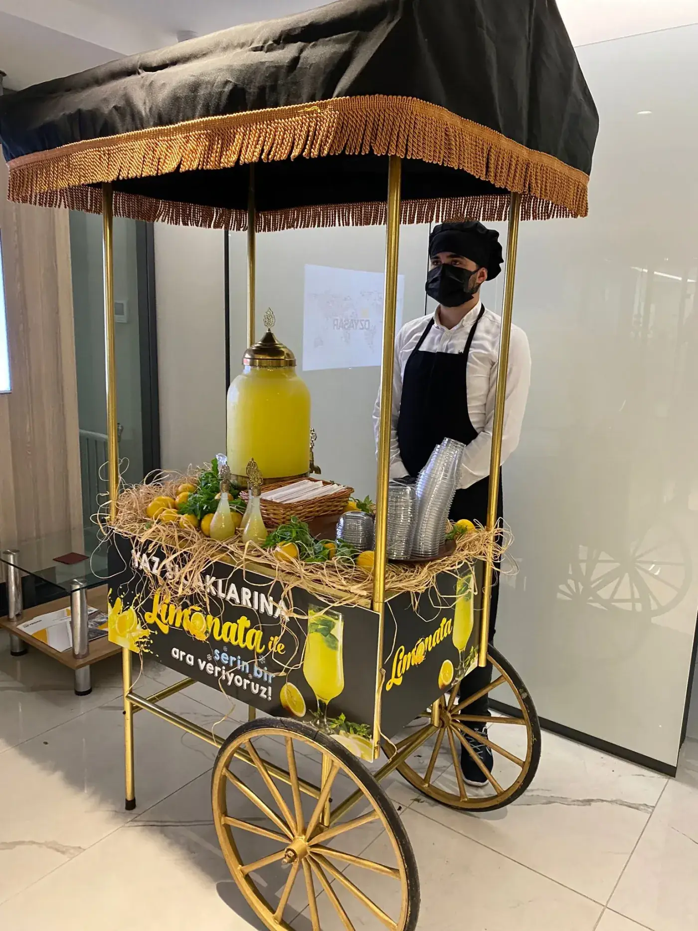 Saçaklı tenteli limonata arabası