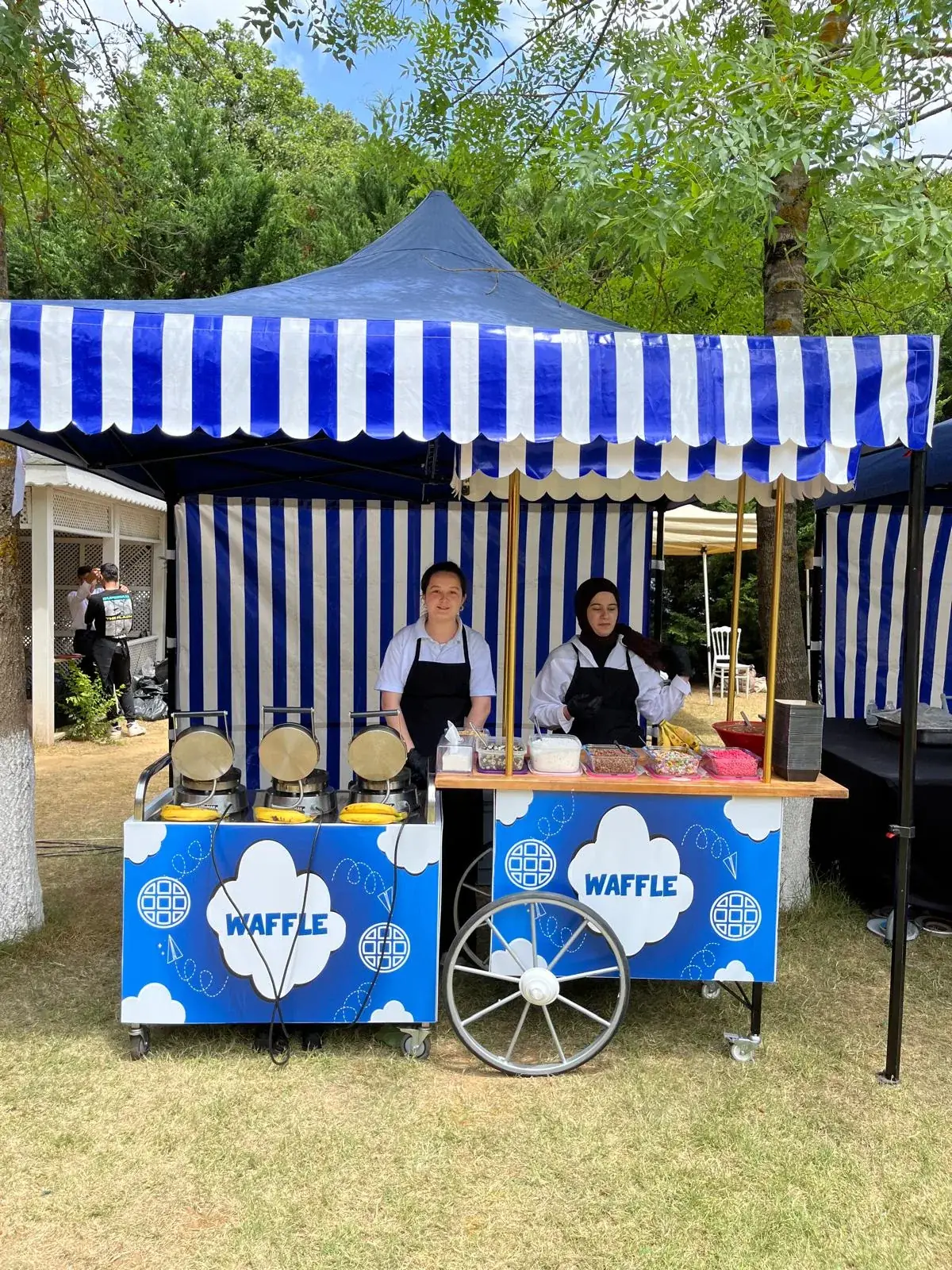 Çizgili çadırda waffle standı